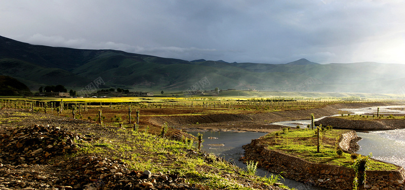 傍河与色拉美丽风光jpg设计背景_88icon https://88icon.com 田野 绿草 树桩 小河 屋子 海报banner 摄影 风景