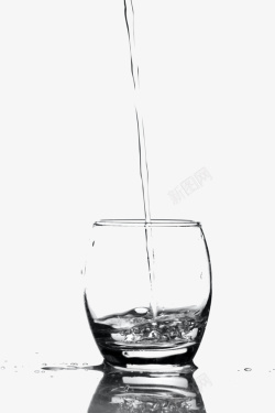 水杯倒水效果抠图素材