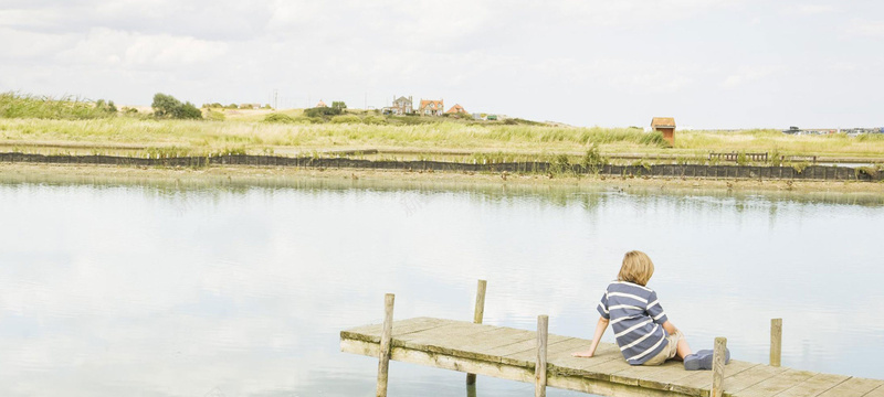 水边的男孩jpg设计背景_88icon https://88icon.com 乡村 河流 码头 清新 绿色 海报banner 摄影 风景