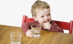 被粑粑教育千百遍的蚕宝宝小男孩喝水桌上喝水喝水人物素材
