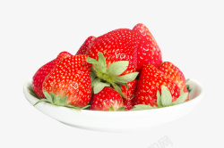 红色盘子白瓷盘里的草莓高清图片