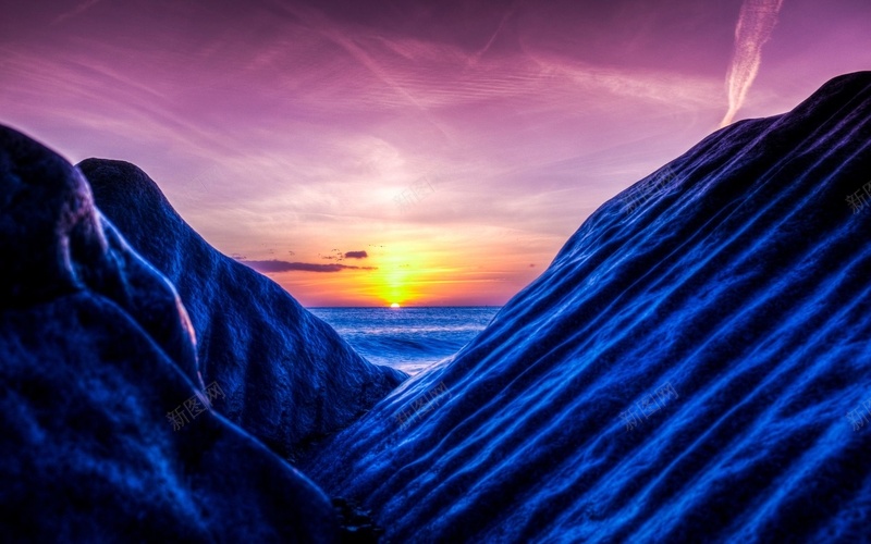 黄昏夕阳质感山jpg设计背景_88icon https://88icon.com 大山 挂着红色太阳的天空 紫色 质感 金属 黄昏