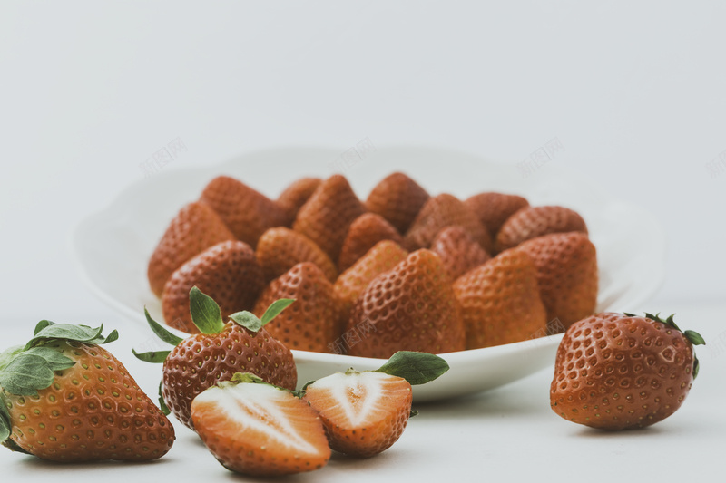 草莓白色食物美味jpg设计背景_88icon https://88icon.com 百货 美味 美食 美食挂图 食物