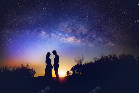 星空夜景下的情侣剪影摄影图片