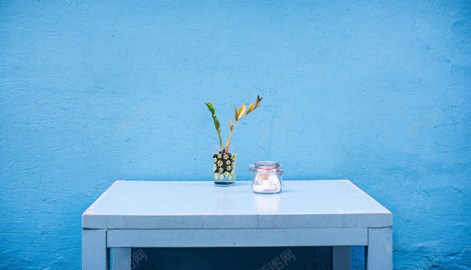 蓝色墙面白色的桌子文艺放着玻璃瓶的桌子米洛milu背景