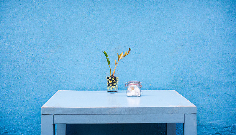 蓝色墙面白色的桌子文艺放着玻璃瓶的桌子米洛milujpg设计背景_88icon https://88icon.com 桌子 蓝色 墙面 白色 文艺 放着 玻璃瓶 米洛