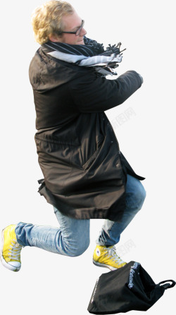 男人冬天冬季单膝跪着丢掉便利包姿势摆弄动作效果图素材