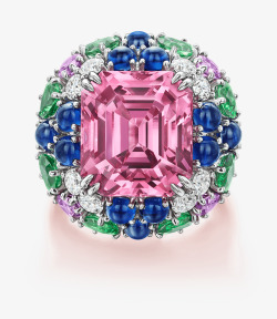 粉色尖晶石配沙弗莱石彩色蓝宝石和钻石戒指素材