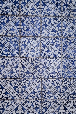 白色和蓝色花瓷砖背景