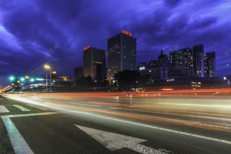 夜晚马路街道jpg设计背景_88icon https://88icon.com 夜晚 大街小巷 天空 车水马龙 马路