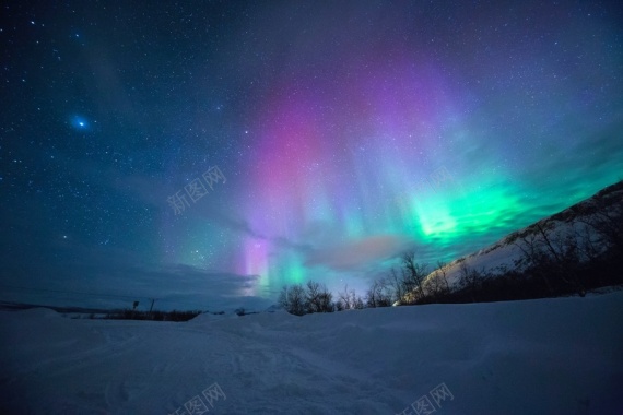 星空雪地彩霞背景