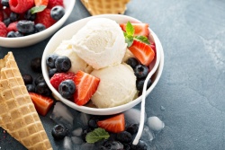 浪漫桌面冰淇淋静物清新风格高清图片