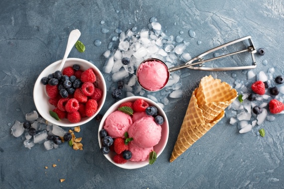 草莓冰淇淋文艺清爽风背景
