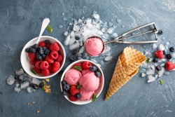 浪漫桌面草莓冰淇淋文艺清爽风高清图片