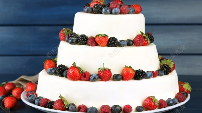草莓蓝莓树莓蛋糕背景