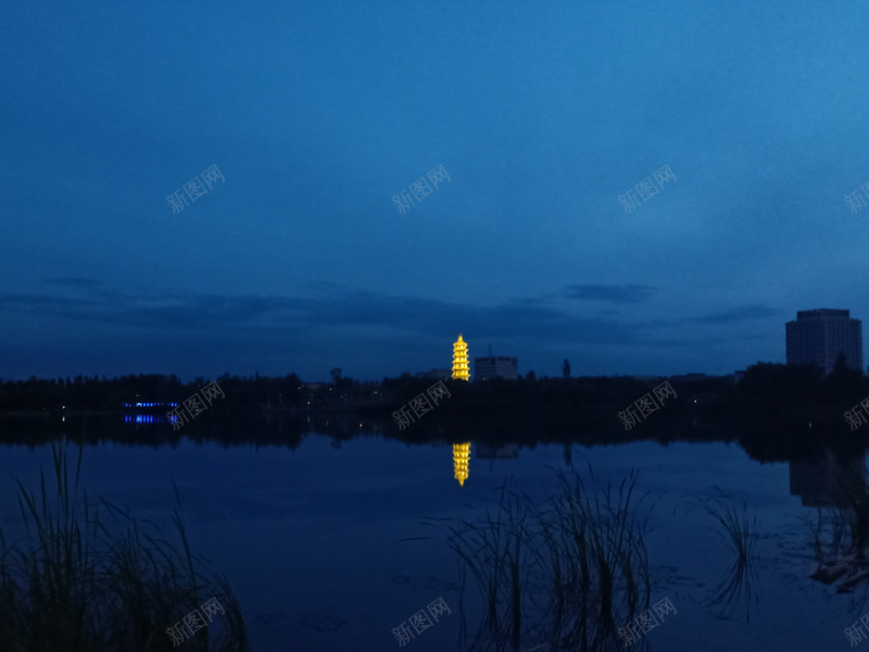 塔映水中倒影jpg设计背景_88icon https://88icon.com 自然 建筑 倒影 塔 湖水