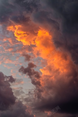 橙色天空幻彩云层橙色云彩天空高清图片