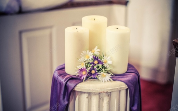 白色的蜡烛和鲜花背景