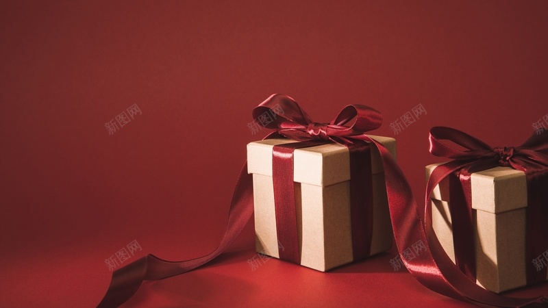 红丝带礼物盒光影jpg设计背景_88icon https://88icon.com 红丝带 礼物盒 红背景 艺术