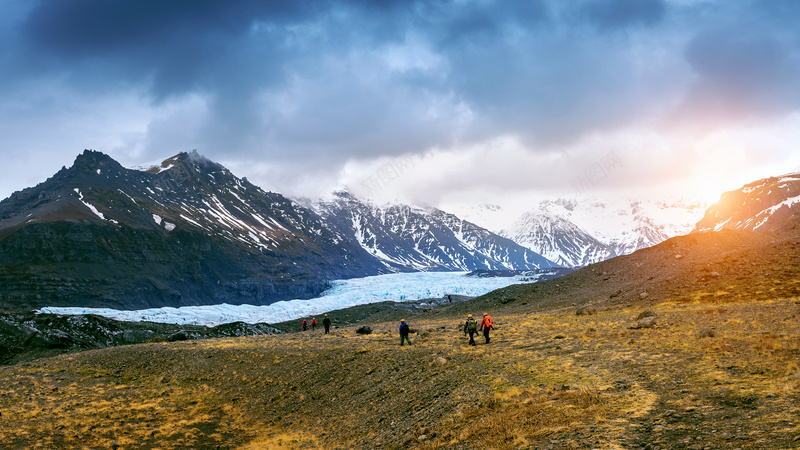 风景海报背景图jpg设计背景_88icon https://88icon.com 登山 背包 日出 人 浪漫 风景 湖登山 海报banner 大气