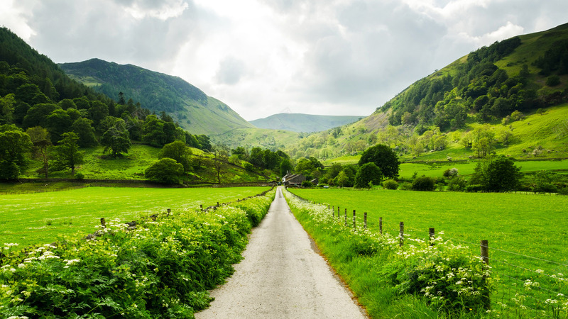 草地 道路 小路 绿色 护眼 山 围栏 小屋 春天风景壁纸海报背景jpg设计背景_88icon https://88icon.com 草地 道路 小路 绿色 护眼山 围栏 小屋 春天 风景壁纸 海报 背景