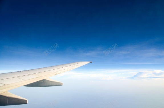 飞机天空尾翼云背景
