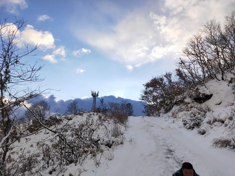 夕阳下的白雪皑皑jpg设计背景_88icon https://88icon.com 傍山线路 夕阳 大雪 山路 山路蜿蜒 静谧