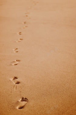沙滩上男人的脚印沙滩脚印海边沙高清图片