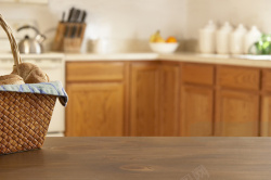 家庭厨房简约木板厨房背景面包篮子家庭背景高清图片