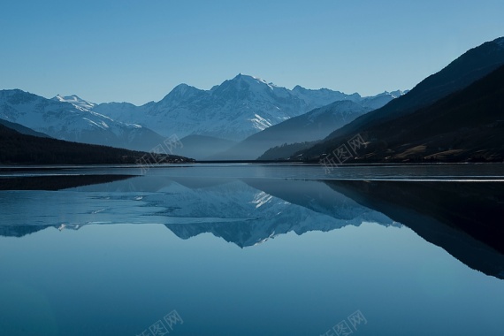 蓝色暗调的湖面风景背景