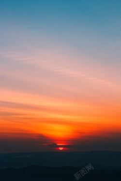 挂着红色太阳的天空夕阳红黄金时段自然风景高清图片