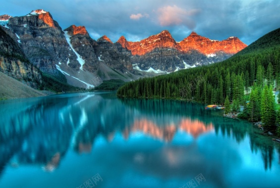 炫蓝色湖泊和山脉背景