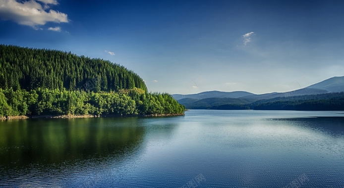 罗马尼亚度假湖美景封面大图背景