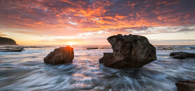 海边黄昏背景图jpg设计背景_88icon https://88icon.com 海滩 黄昏 火烧云 礁石 光芒 海报banner 摄影 风景