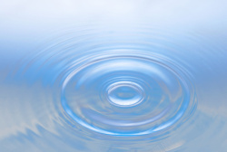 圆形水滴透明蓝色滴落水波纹高清图片