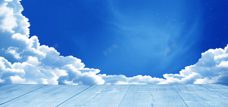 蓝天白云中的木板背景