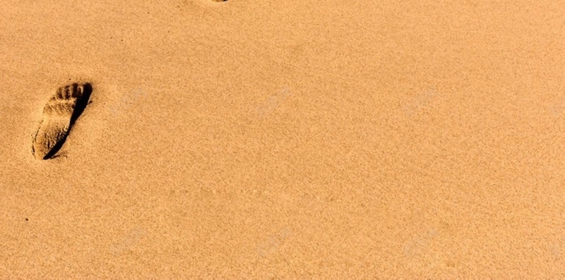 海滩上的脚印H5背景jpg设计背景_88icon https://88icon.com H5 h5 摄影 沙滩 沙滩上的脚印图片 海水 背景 脚印 风景 黄色