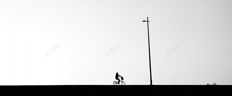 骑行的人背景装饰jpg设计背景_88icon https://88icon.com 海报banner 背景装饰 剪影 孤独 树干 骑行的人