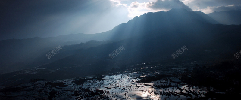 阳光下山中梯田风景背景