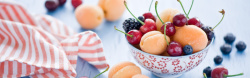条纹桌布新鲜水果野餐背景高清图片