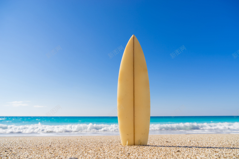 竖立在沙滩上的冲浪板jpg设计背景_88icon https://88icon.com 竖立 沙滩 冲浪板 运动蓝色 摄影 PPT 风景