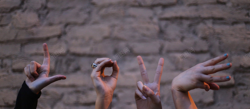 摄影手势LOVEjpg设计背景_88icon https://88icon.com 摄影 手势 爱 创意 表白 LOVE 海报banner 风景