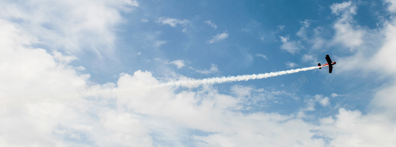 飞机翱翔天空背景图jpg设计背景_88icon https://88icon.com 飞机 天空 科技 自由 云朵 海报banner 科技感 科技风 高科技 摄影 风景