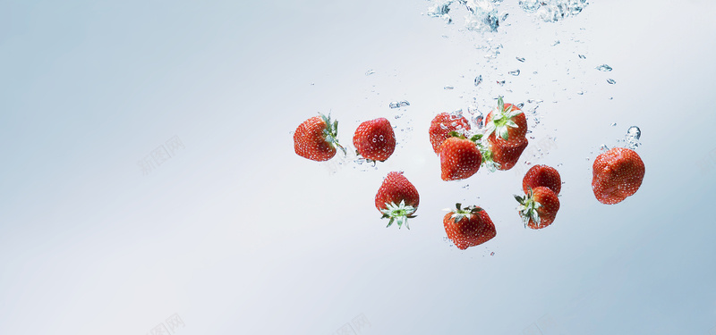 掉落水里的草莓背景背景
