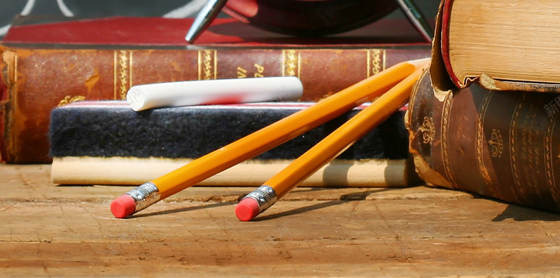 摄影闹钟笔H5背景素材jpg设计背景_88icon https://88icon.com 摄影 闹钟 笔 黄色 黑板 H5 爱心 文具 时间 时间观念 闹钟背景