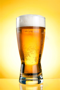 黄色背景前的一玻璃杯啤酒背景