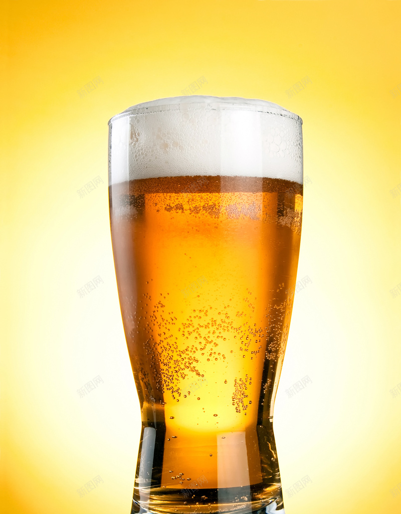 黄色背景前的一玻璃杯啤酒jpg设计背景_88icon https://88icon.com 玻璃杯 啤酒 美食 酒杯 酒瓶 瓶子 杯子 泡泡 泡沫