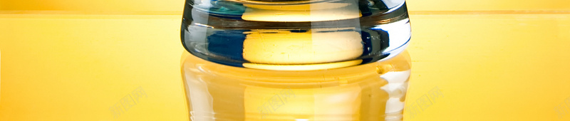 黄色背景前的一玻璃杯啤酒jpg设计背景_88icon https://88icon.com 玻璃杯 啤酒 美食 酒杯 酒瓶 瓶子 杯子 泡泡 泡沫