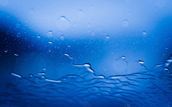 蓝色玻璃上的冰花图片唯美玻璃上的水珠海报背景素材高清图片