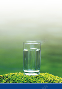 简约平淡绿色树叶上的白水杯背景素材高清图片
